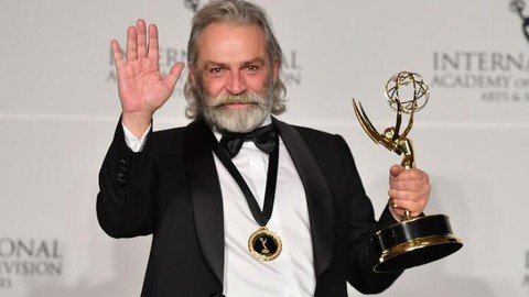 Haluk Bilginer, 47. Uluslararası Emmy Ödülleri'nde 'En İyi Erkek Oyuncu' ödülünü aldı