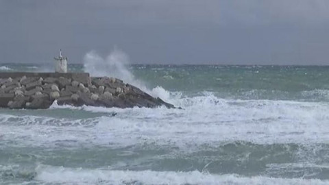 Karaburun'da dev dalgalar