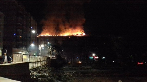 Elazığ'da depremde hasar alan bir binada yangın çıktı!