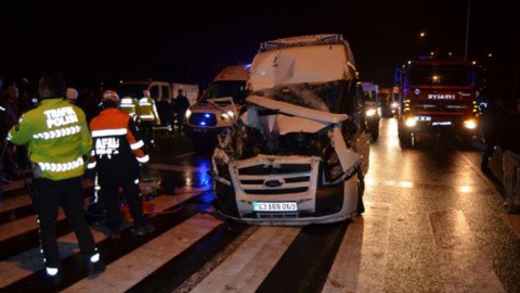 Aksaray'da minibüs, kırmızı ışıkta bekleyen kamyona çarptı: 13 yaralı