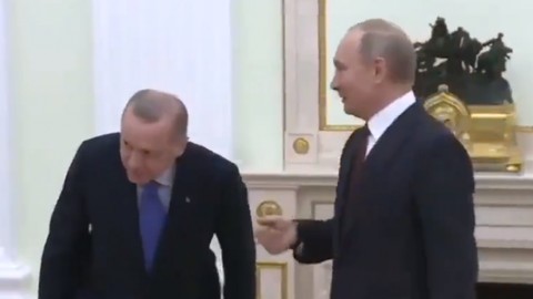 Erdoğan - Putin görüşmesinde dikkat çeken görüntü! El işaretiyle çağırdı