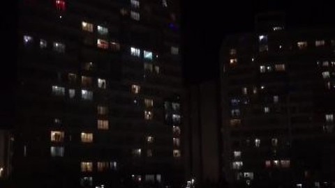 İstanbul balkonlarda 23 Nisan Ulusal Egemenlik ve Çocuk Bayramı için balkonlarda İstiklal Marşı'nı okudu