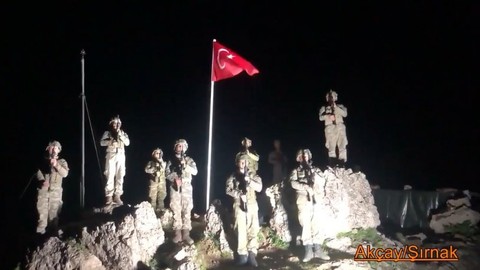 MSB paylaştı: Mehmetçik saat 21:00'de İstiklal Marşı'nı böyle okudu