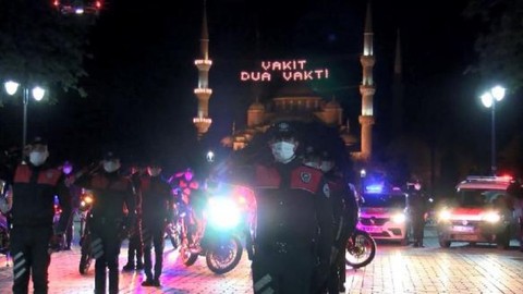 Fatih ve Bayrampaşa'da polisler İstiklal Marşı okudu