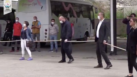 Çiğli'de sosyal mesafeli halay
