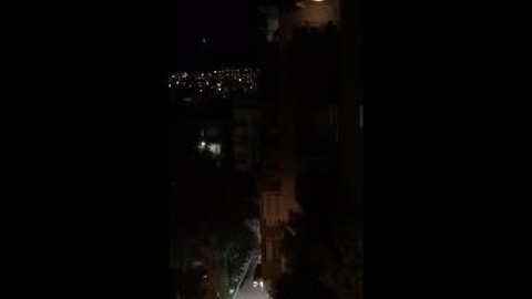 İzmir'de 1 Mayıs balkonlarda alkışlarla ve marşlarla kutlandı