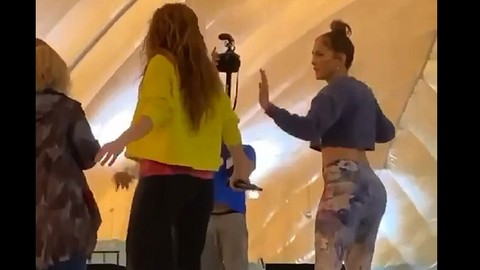 Jennifer Lopez ve Shakira’dan kalça şov!