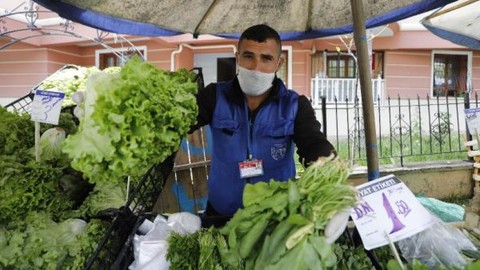 Ankara'da koronavirüsü yenen pazarcı yeniden tezgahını açtı