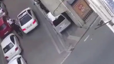 Polis ve bekçi şiddeti görüntülerine bir yenisi daha eklendi! Sultanbeyli'de tepki çeken görüntüler