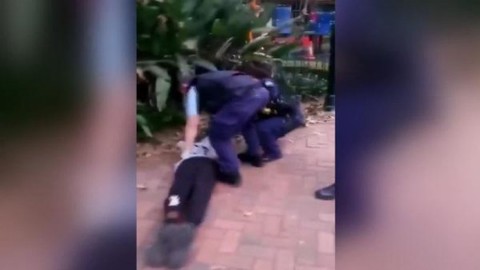 Avustralya'da polis şiddeti! Siyahi genci böyle gözaltına aldı