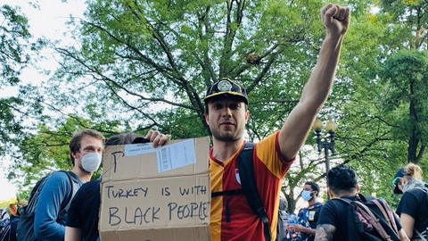 Beyaz Saray önündeki George Floyd protestosunda GS formalı Türk ilgi odağı oldu