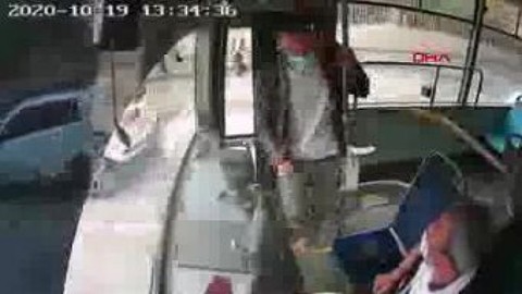Kocaeli'de yolcu istediği yerde inmek için frene bastı: Faciayı şoför engelledi