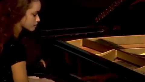 Genç piyanist Nehir Özzengin Sırbistan'da düzenlenen yarışmada birincilik kazandı