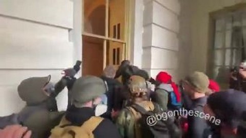 Trump destekçileri Kongre binasının kapı ve camlarını kırarak içeri girdi!
