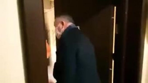 AKP il başkanı kapı kapı dolaşıp karne dağıttı