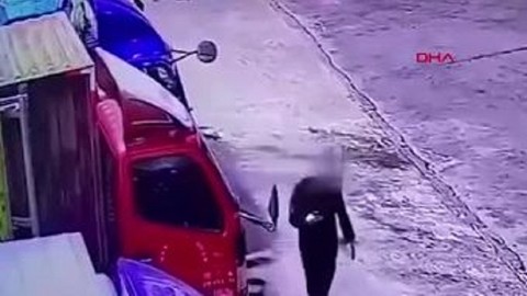 Feci ölüm kamerada: El frenini çekmeyi unuttuğu kamyonet sonu oldu