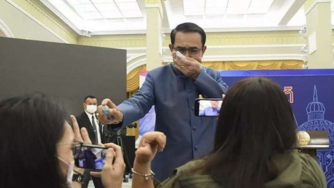 Başbakan soruları beğenmedi, gazetecilere dezenfektan sıktı