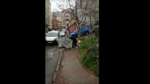 Saray bu yoksulluğu görmezden geliyor! Yaşlı yurttaş çöpte yemek ararken görüntülendi