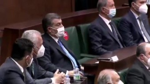 Erdoğan'ın konuşmasında dikkat çeken görüntü: Fahrettin Koca kameralara böyle yakalandı