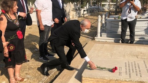 Kılıçdaroğlu öldürülen Kıbrıslı gazeteci Kutlu Adalı'nın mezarını ziyaret etti