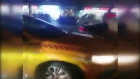 Kendisini almayan şoföre kızınca taksinin üzerine çıktı
