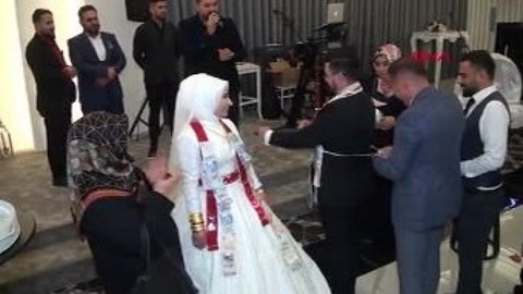Düğünde damada sucuk ve bulaşık deterjanı taktılar