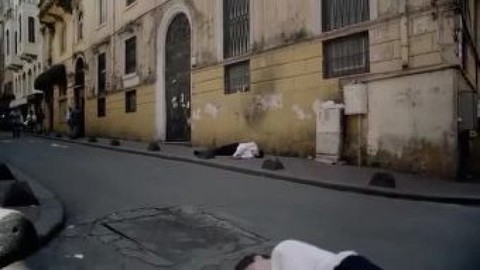 Pandemide intihar eden müzisyenler için çekilen klipte çarpıcı sahneler