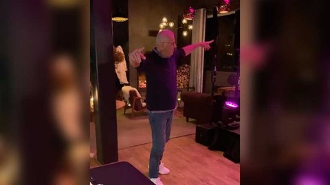 'Halayda sınıfta kaldım' diyen Ertuğrul Özkök zeybek görüntülerini paylaştı