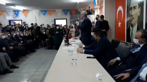 AKP'li Mahir Ünal'a soğuk duş: 'AK Partiliyim, açım' diye bağırdı, salondan atıldı!