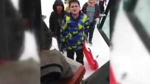 Kızakla kayıyorlardı, kepçe operatörü karı temizlemeye geldi: Çocuklardan Türkiye'nin içini ısıtan istek