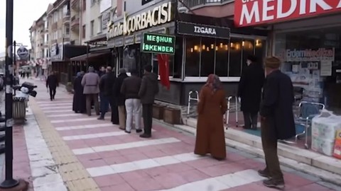 Onlarca vatandaş ucuz et alabilmek için kuyruğa girdi