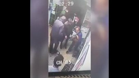 Müdür, nefes borusuna yiyecek kaçan öğrenciyi Heimlich manevrası ile kurtardı