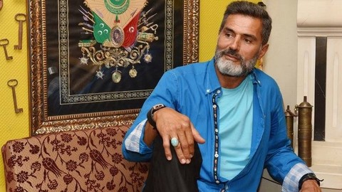 Yaşar Alptekin'in lise etkinliğinde söyledikleri ortalığı karıştırdı: 'Hep barlarda karıyla kızla takılıyordum...'