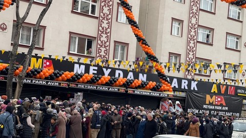 Ankara'da AVM açılışında indirim izdihamı