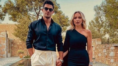 Hadise sır gibi sakladığı nişan fotoğraflarını konserde ekrana yansıttı