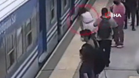 Tren geçerken raylara düştü! Mucize kurtuluş