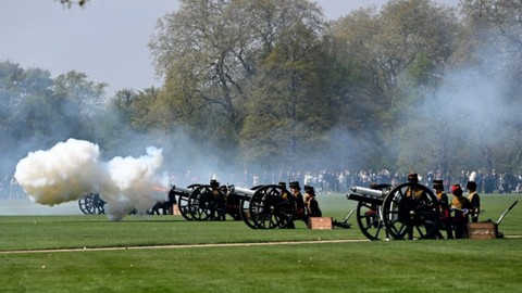 2. Elizabeth’in 96. doğum günü top atışlarıyla kutlandı