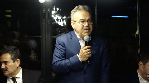 Mikrofon açık kaldı parti içerisindeki kavga ortaya çıktı: AKP MKYK Üyesi'nden AKP'li başkana 'dangalak' çıkışı'