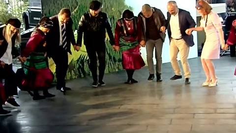 Ekrem İmamoğlu, Trabzon’da katıldığı programda horon tepti ve türkü söyledi