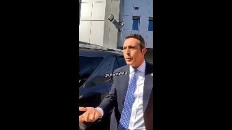 Taraftara yapılanı gören Ali Koç, arabasından inip polisi azarladı