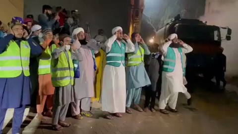 Pakistan'da yangını ezan okuyarak söndürmeye çalıştılar