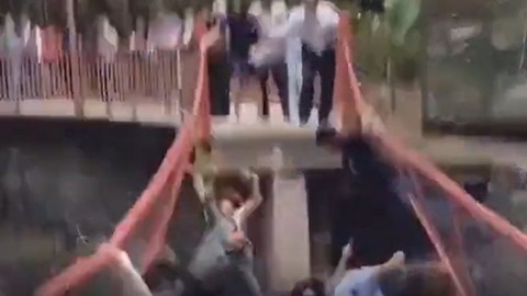 Asma köprü, açılışı yapılırken çöktü