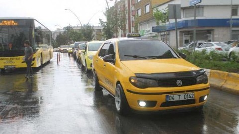 Ağrı’da taksiciler akaryakıt zamlarına eylem yaparak tepki gösterdi