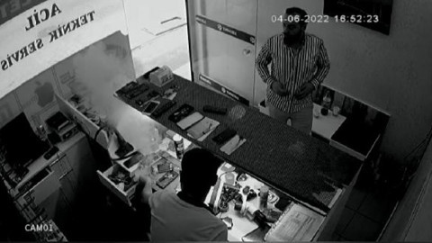 Telefon bataryasının patladığı anlar kameralara böyle yansıdı