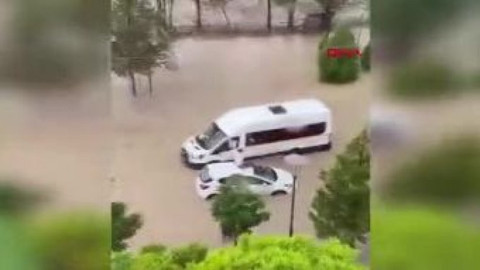 Ankara'yı sel vurdu: Vatandaşlar araçların üstünde kurtulmayı bekledi