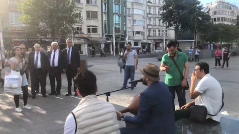 Ümit Özdağ, Taksim'de 'Türk azınlığı' ziyaret etti