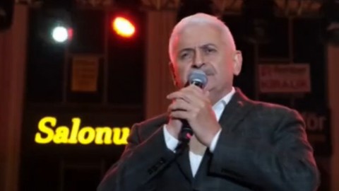 Binali Yıldırım, sahneye çıkıp şarkı söyledi