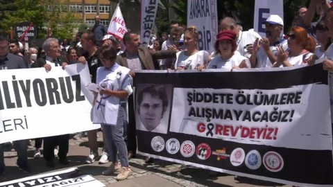 Sağlık emekçilerinden Bakan Koca'ya: "Onurlu bir bakan tweet atmazdı, istifa ederdi"