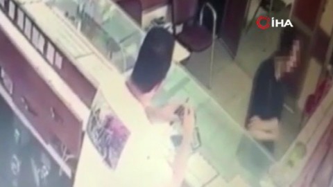 Kuyumcudan 3 adet cumhuriyet altını çalan kadın kamerada