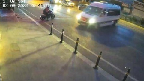Servis şoförü akan trafikte aracını ters istikamete döndürdü, motosikletliyi ezmek için kovaladı
